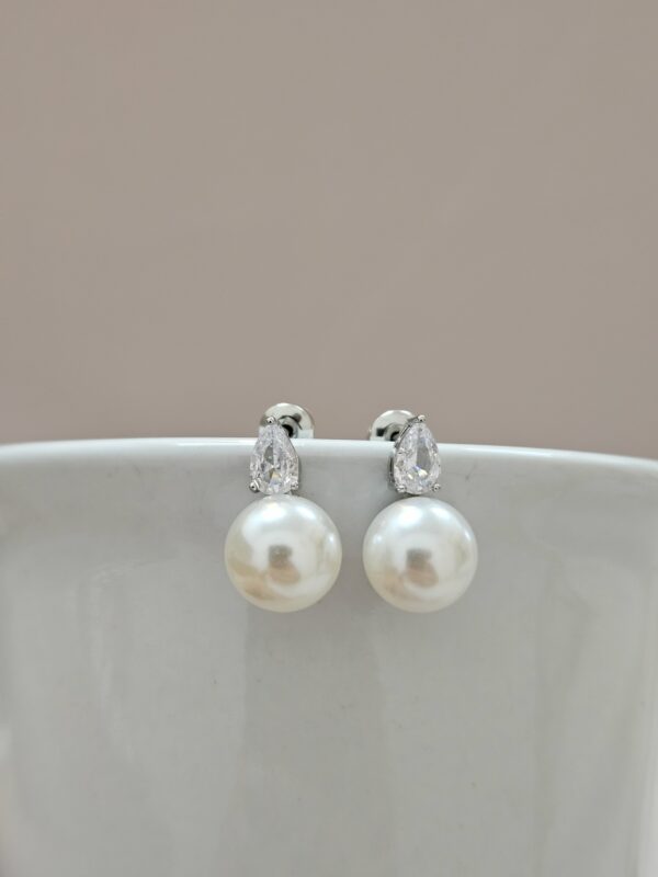Delicate Pearl Earrings – AESP15