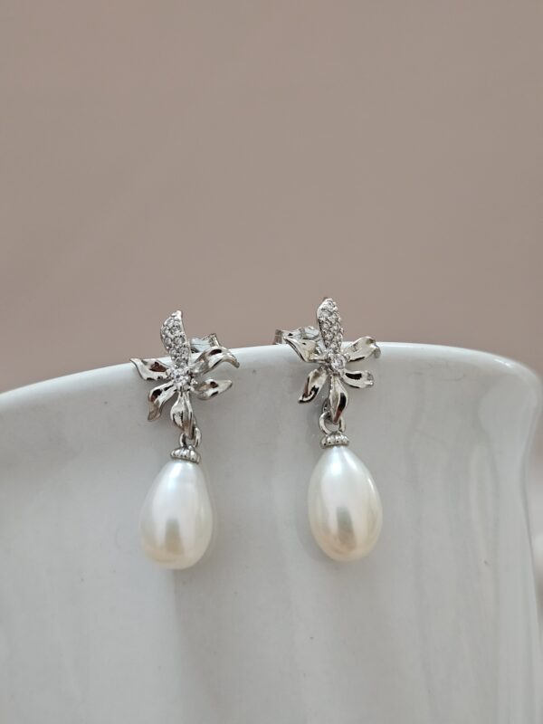 Flower Pearl Drop Earrings – AESP3