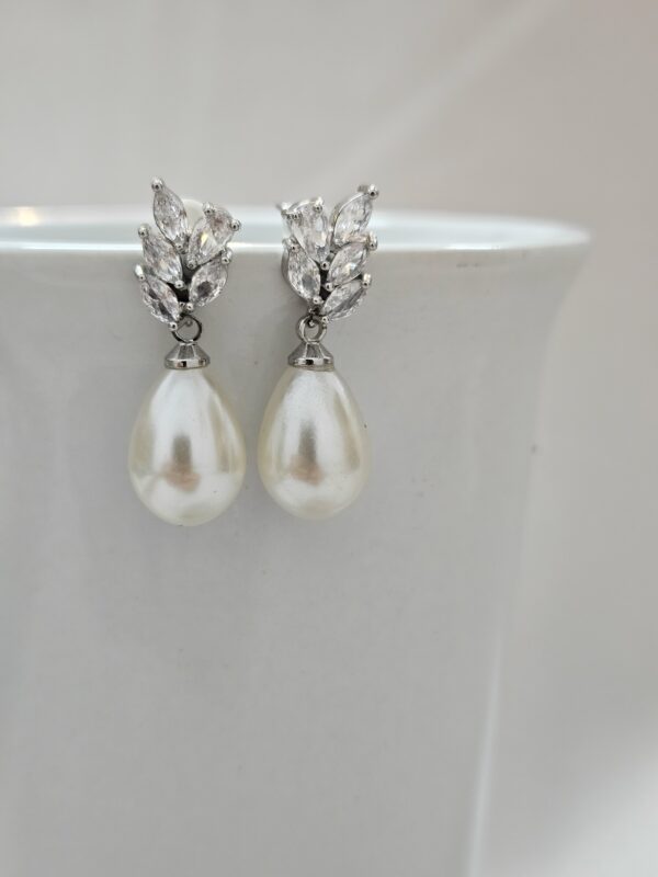 Classic Pearl Drop Earrings – AESP15