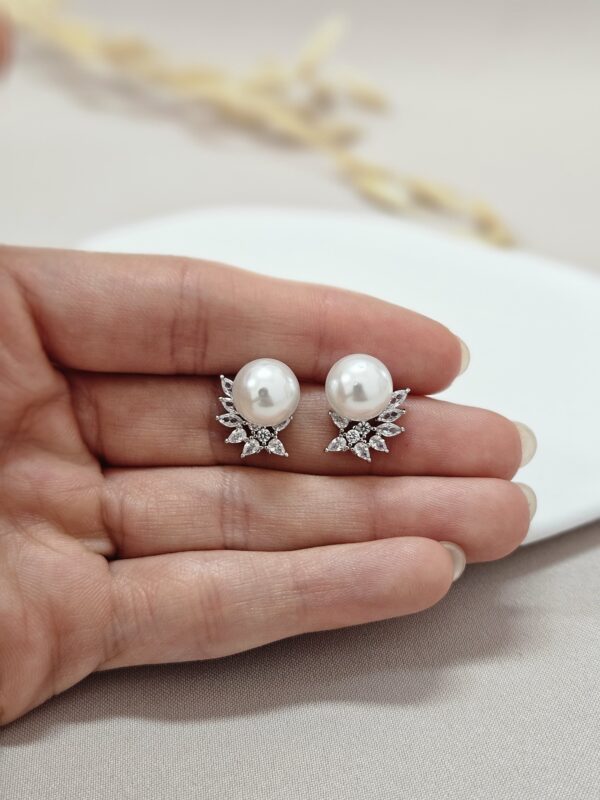 Small Classic Pearl Stud Earrings – AESP17