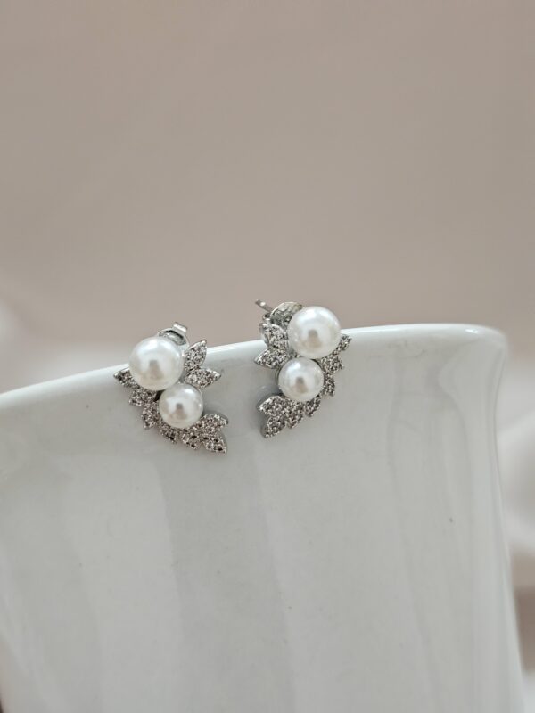 Small Delicate Pearl Stud Leaf Earrings – AESP38