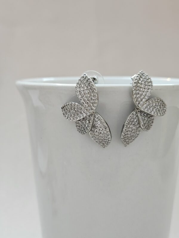 Silver Floral Stud Earrings With Crystal Accents – AESC37