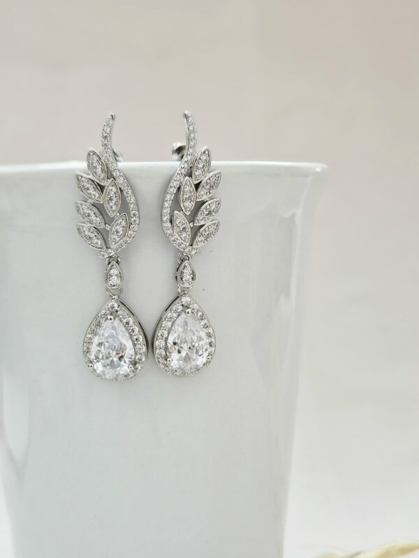 Elegant Leaf and Teardrop Crystal Drop Earrings – AESC65