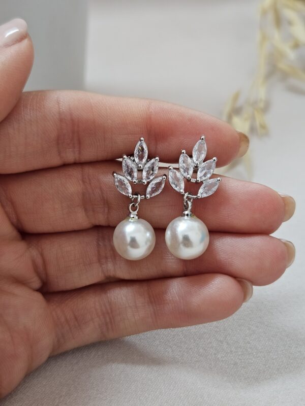 Delicate Crystal Pearl Drop Earrings – AESP43