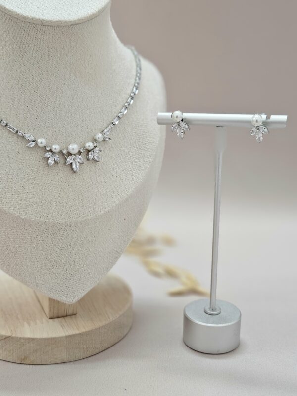 Delicate necklace and matching stud earrings – ANSSP1